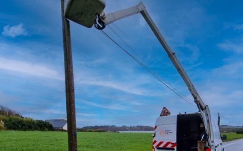 Véhicule d'intervention télécoms avec nacelle qui participe à l'implantation de poteau